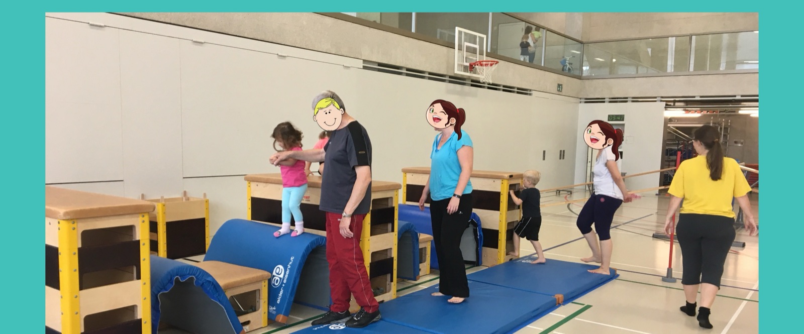 Kinder und Eltern beim Turnen in der Halle